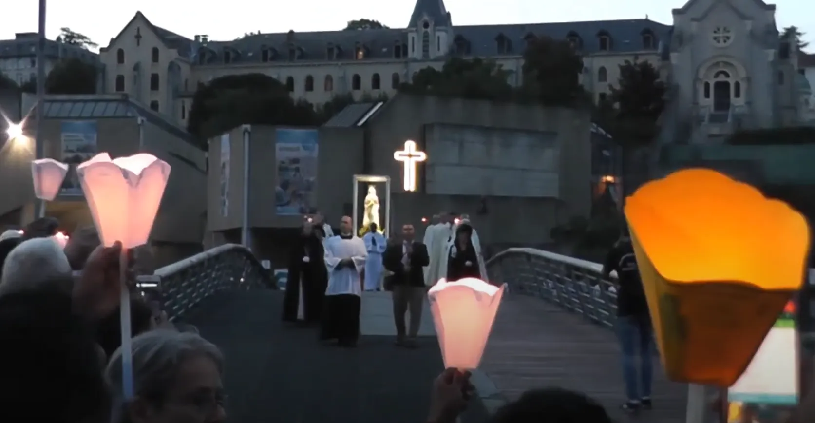 procesion de las antorchas lourdes francia