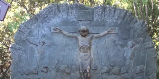 Estaciones del Vía Crucis en el ascenso al monte en medjugorje