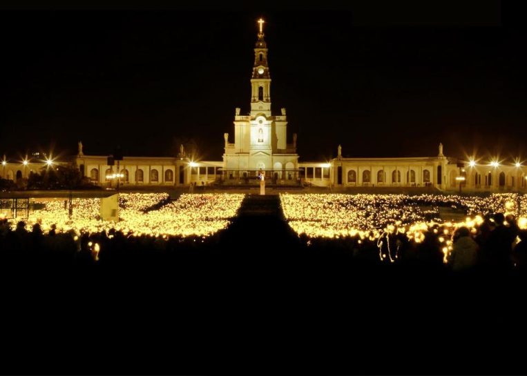 Fatima de noche con antorchas Fatima de noche con antorchas