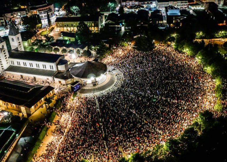 Medjugorje DE NOCHE Medjugorje DE NOCHE