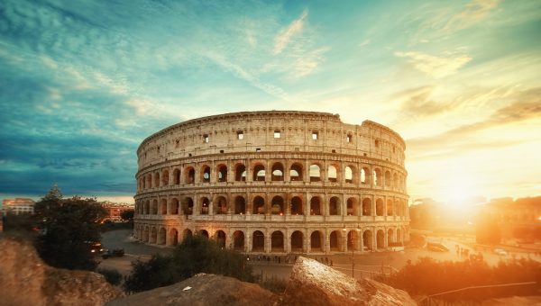 hermosa-foto-famoso-anfiteatro-coliseo-romano-impresionante-cielo-al-amanecer