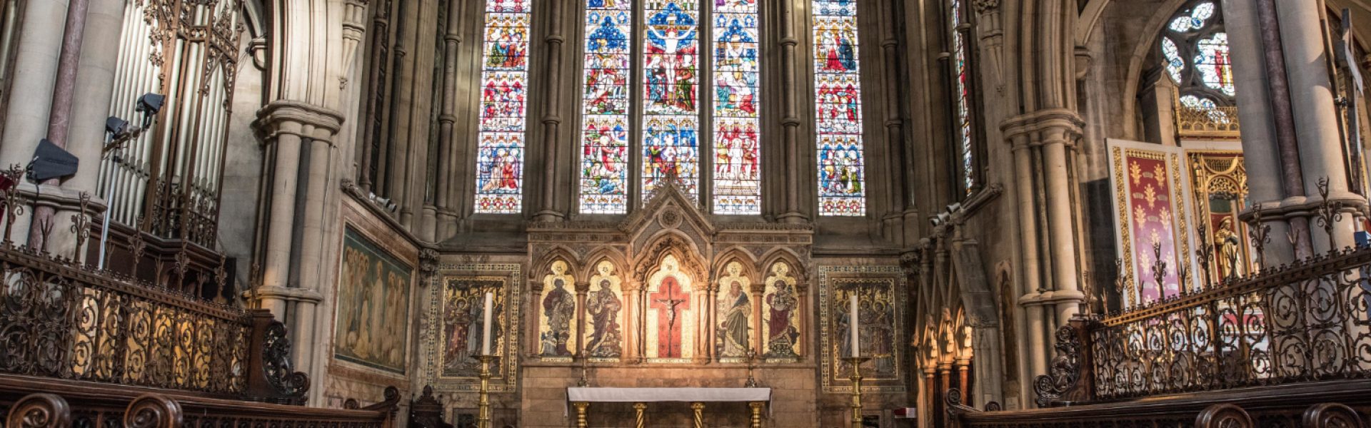 vista-interior-iglesia-iconos-religiosos-paredes-ventanas